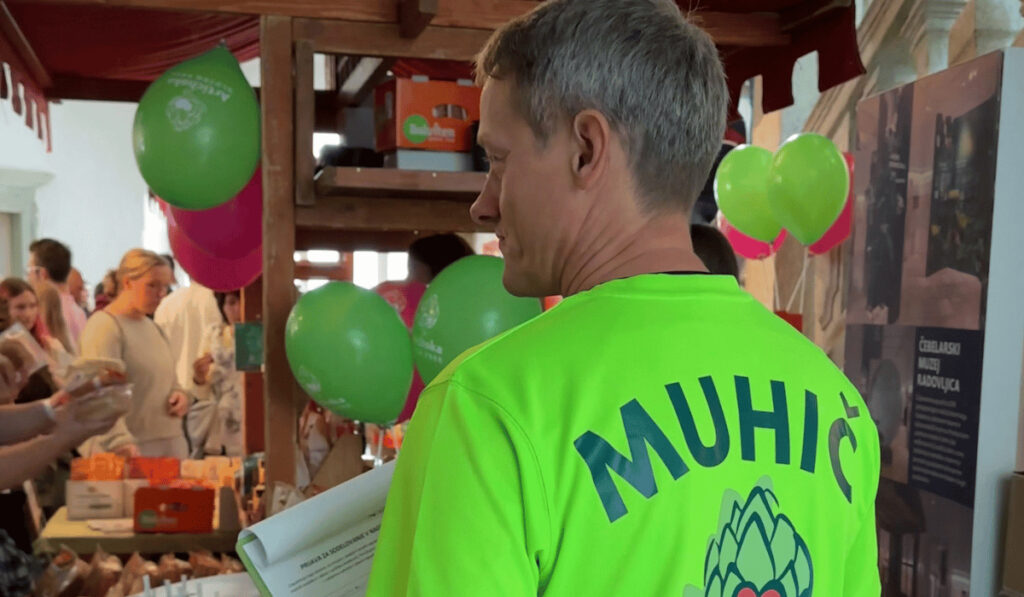 Miha Muhič v tekaški majici Artichoka Gluten Free na Expu v Radovljici
