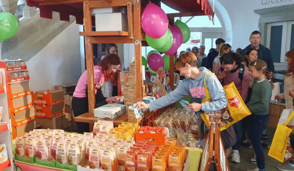 Obiskovalci na stojnici Artichoka Gluten Free na Gluten-Free Expo v Radovljici